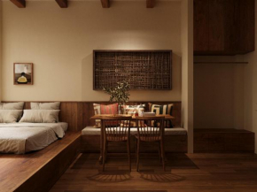 Wood House in Center-Jacuzzi in City-FREE Parking